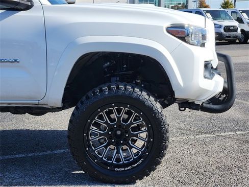 Used 2018 Toyota Tacoma TRD Sport image 5