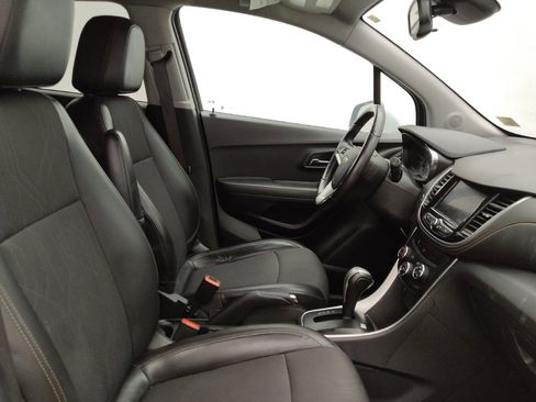 Used 2020 Chevrolet Trax LT w/ LT Convenience Package FWD image 21