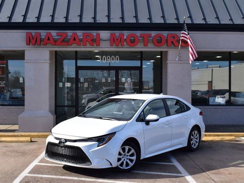 Used 2022 Toyota Corolla LE image 2