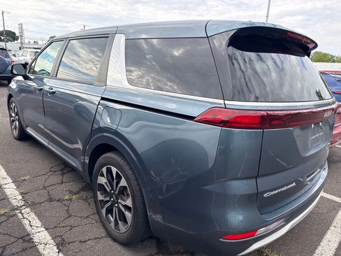 Used 2022 Kia Carnival EX FWD image 3