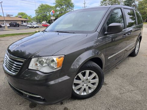 Used 2016 Chrysler Town & Country Touring FWD image 1