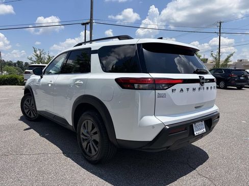 Used 2026 Nissan Pathfinder SV FWD image 5