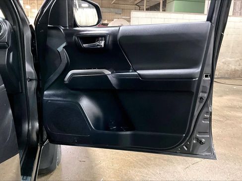 Used 2018 Toyota Tacoma TRD Sport w/ Technology Package image 22