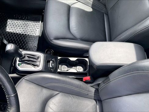 Used 2023 Jeep Renegade Limited w/ Sun/Sound Group AWD/4WD image 17