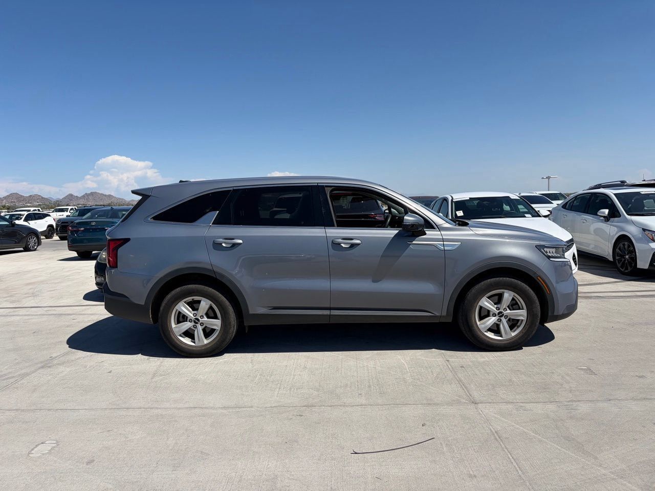 Used 2022 Kia Sorento LX FWD image 3