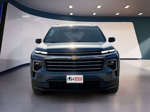 Used 2025 Chevrolet Traverse LT image 8