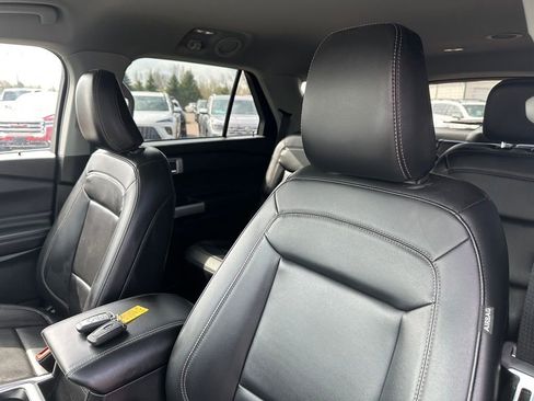 Used 2023 Ford Explorer XLT AWD/4WD image 13
