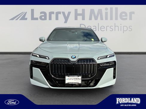 Used 2025 BMW 760i xDrive w/ Premium Package AWD/4WD image 8