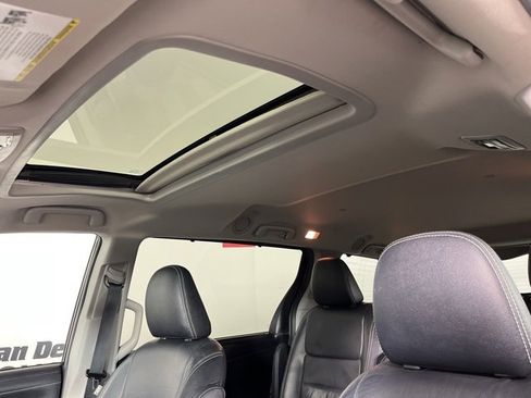 Used 2016 Toyota Sienna SE image 5