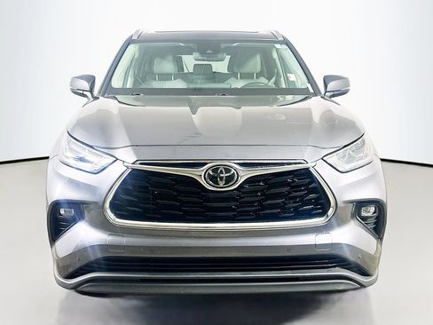 Used 2023 Toyota Highlander Limited FWD image 2