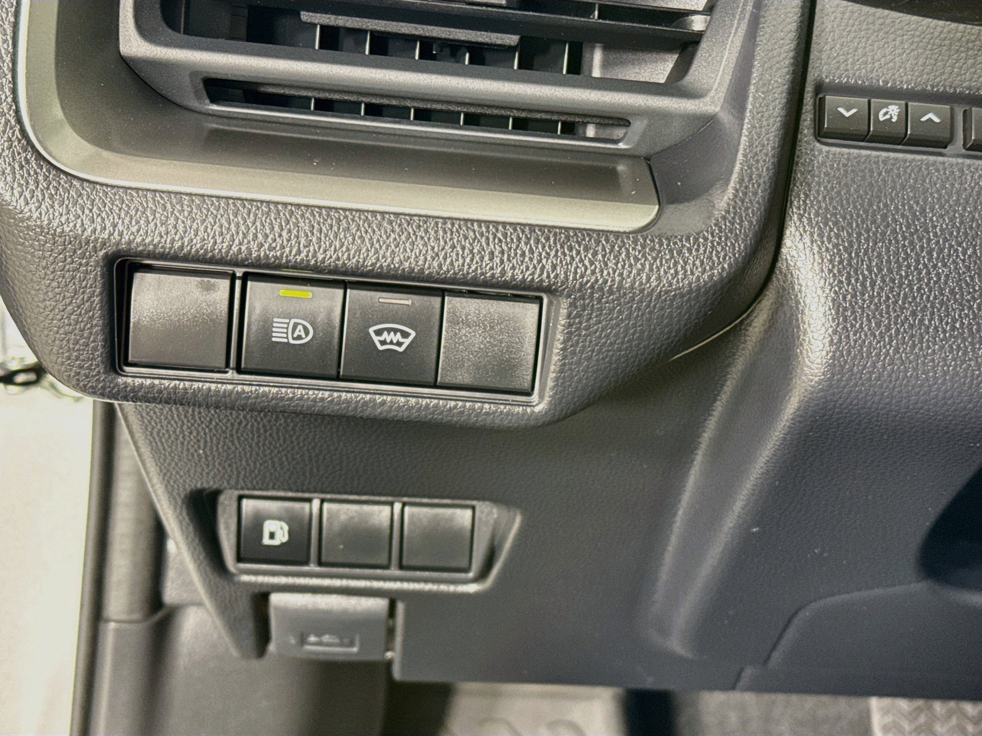 Certified 2025 Toyota Prius LE FWD image 12