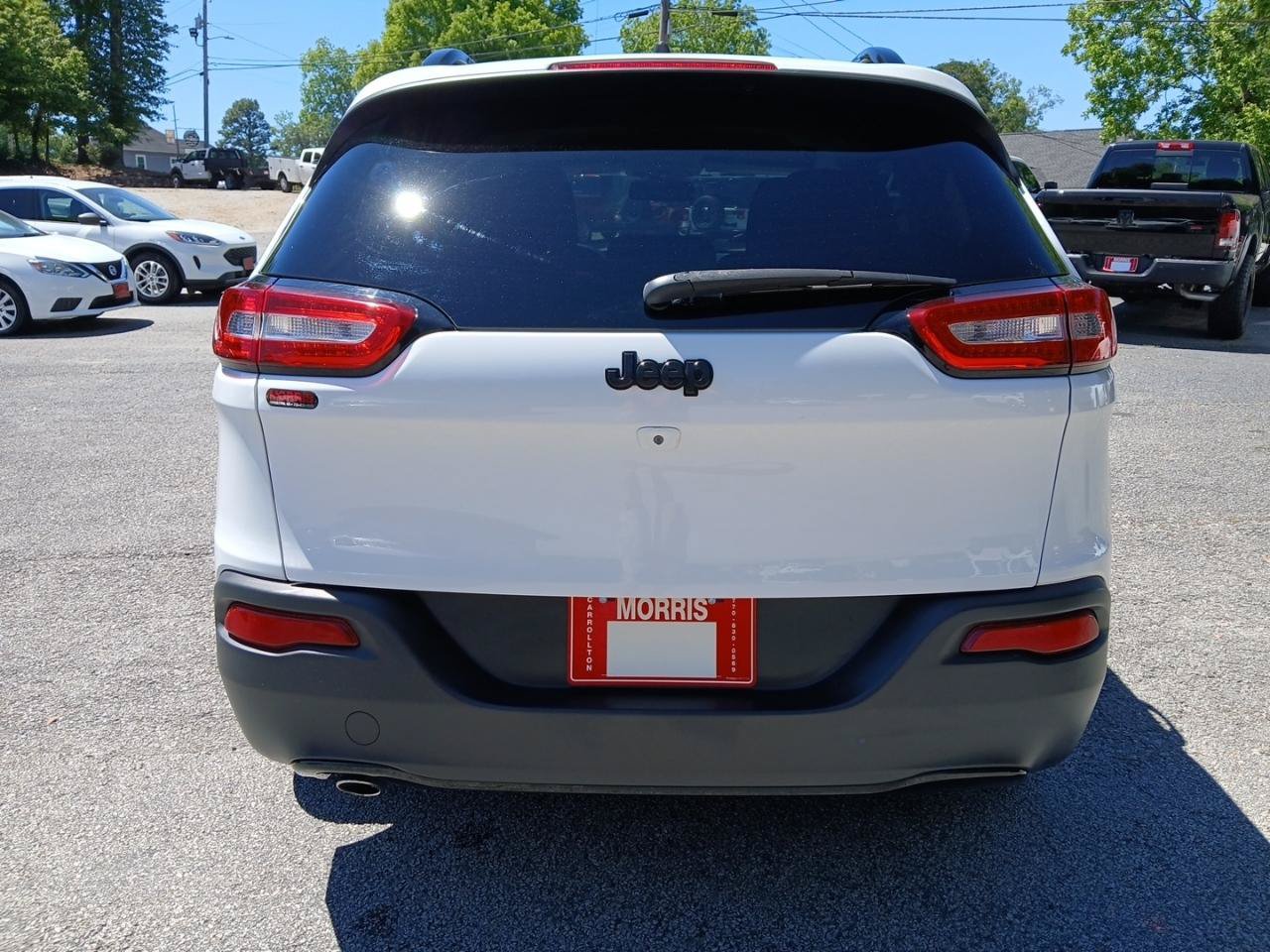 Used 2018 Jeep Cherokee Latitude w/ Altitude Package FWD image 7
