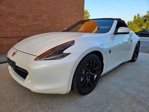 Used 2010 Nissan 370Z Touring image 1
