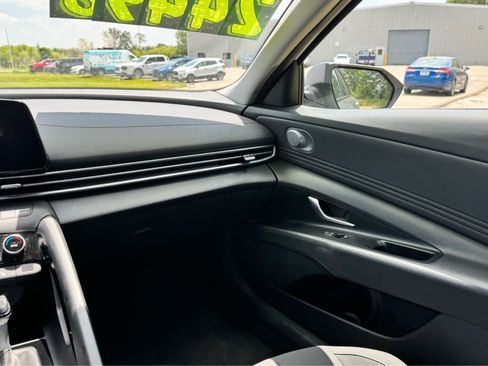Used 2025 Hyundai Elantra SEL FWD image 29