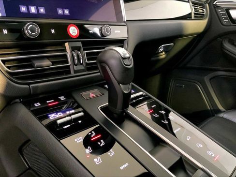 Certified 2024 Porsche Macan image 17