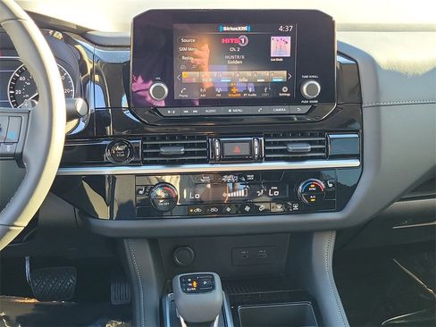 New 2025 Nissan Pathfinder SV w/ Black Appearance Package image 9