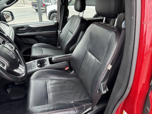 Used 2015 Dodge Grand Caravan R/T image 12