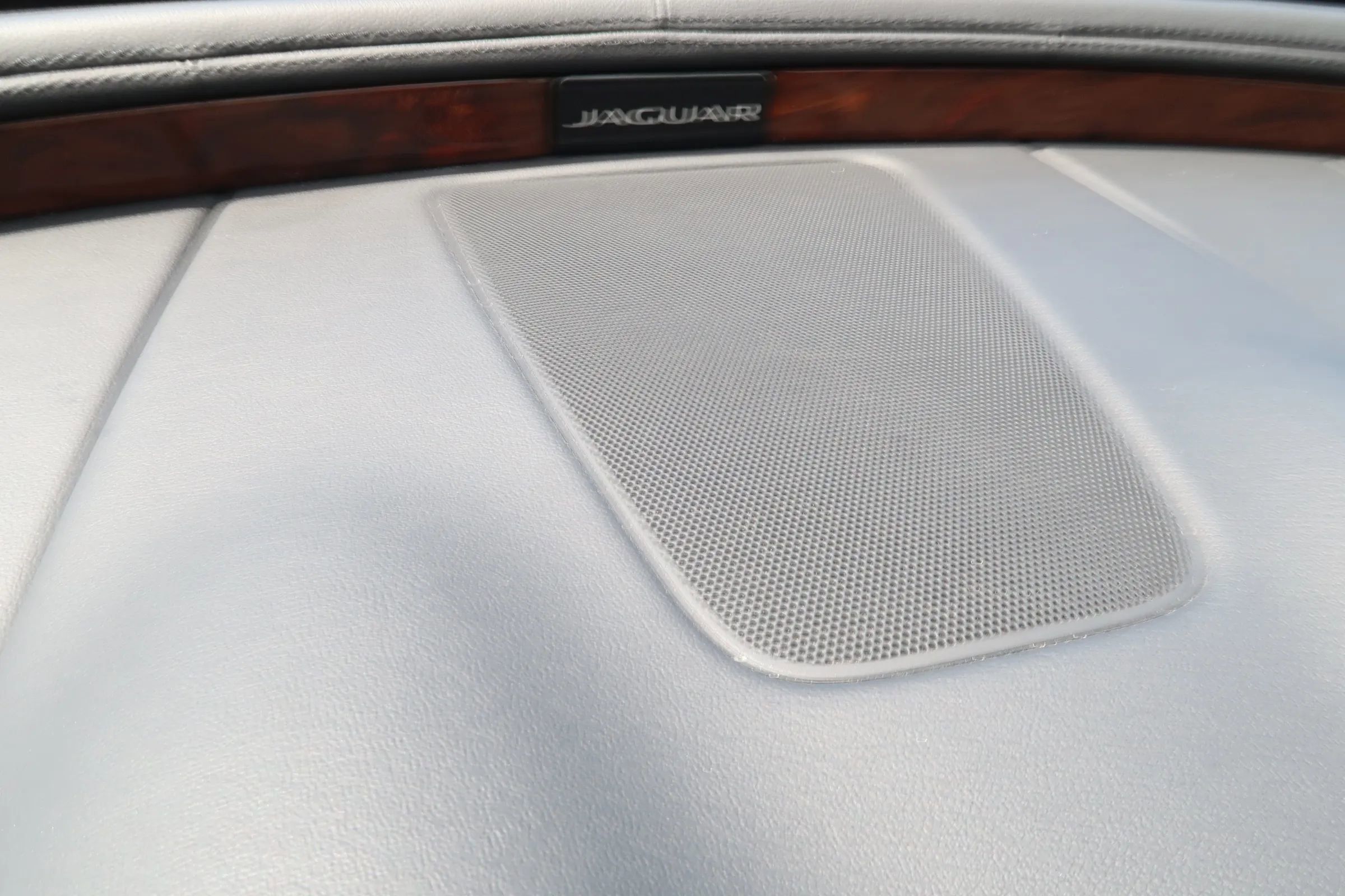 Used 2017 Jaguar XJ R-Sport RWD image 41