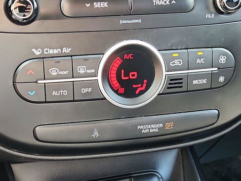 Used 2017 Kia Soul + FWD image 23
