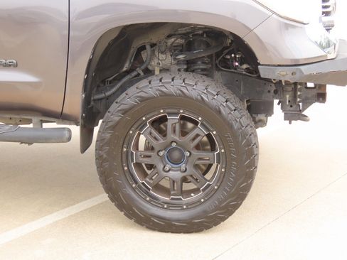 Used 2016 Toyota Tundra SR5 w/ SR5 Upgrade Package AWD/4WD image 9