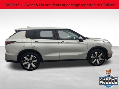 Used 2025 Mitsubishi Outlander SE image 2