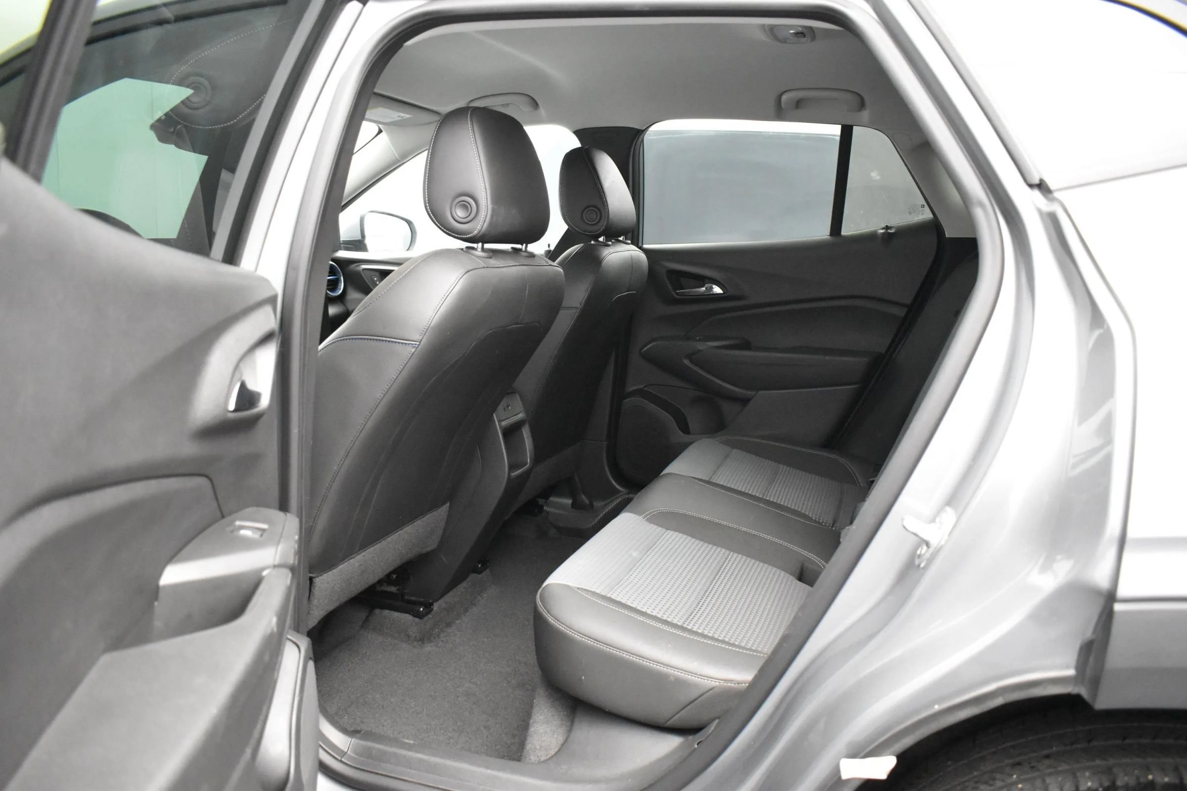 Used 2025 Chevrolet Trax LT w/ LT Convenience Package FWD image 15