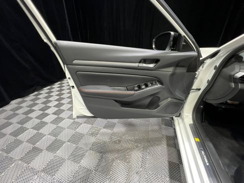 New 2025 Nissan Altima 2.5 SR image 13