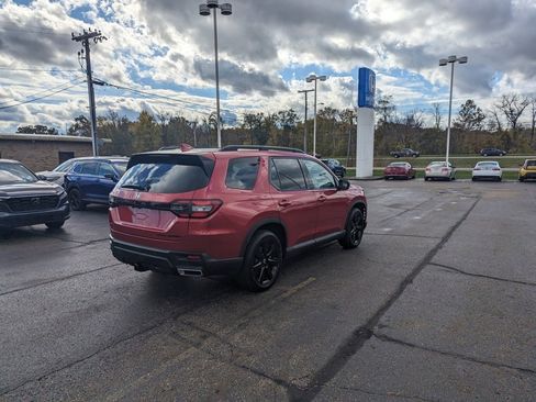Certified 2025 Honda Pilot Black Edition image 3