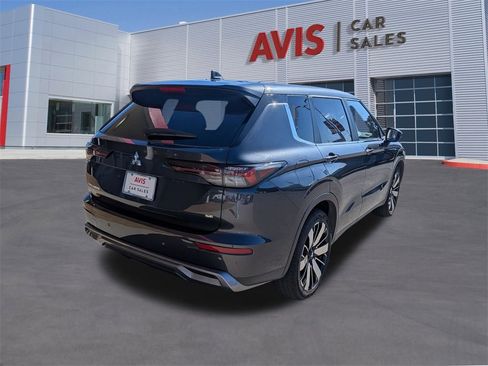 Used 2025 Mitsubishi Outlander SE image 6