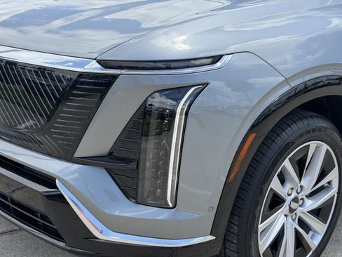 New 2027 Cadillac Vistiq Luxury w/ LPO, Floor Liner Package AWD/4WD image 8
