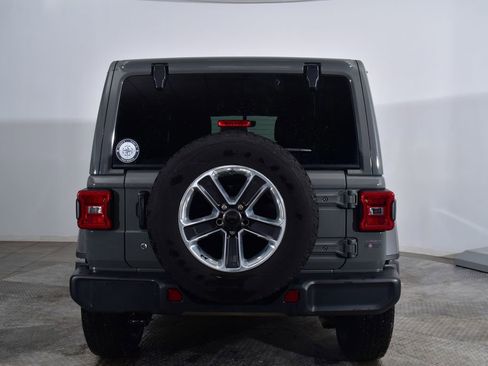 Used 2018 Jeep Wrangler Unlimited Sahara image 4