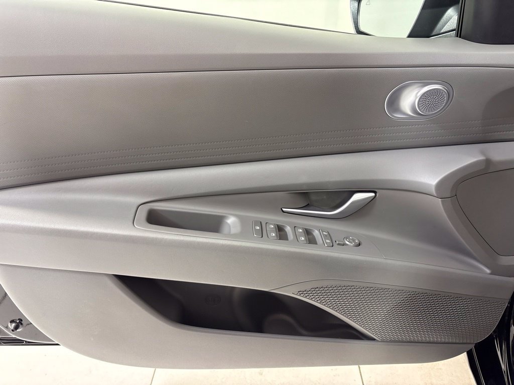 Used 2025 Hyundai Elantra SE FWD image 17