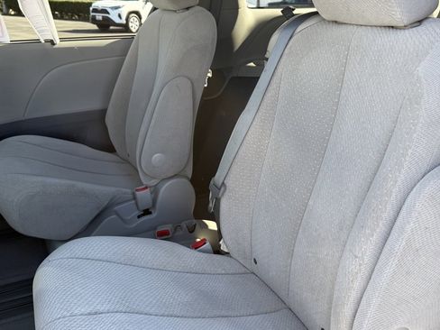 Used 2013 Toyota Sienna LE image 31