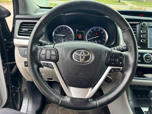Used 2017 Toyota Highlander XLE image 11