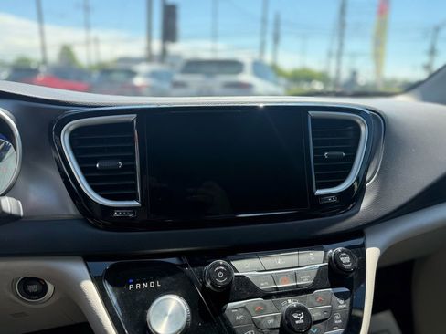 Used 2022 Chrysler Pacifica Touring-L FWD image 23