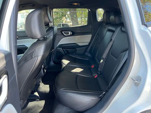 Used 2025 Jeep Compass Limited image 33