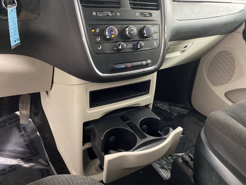 Used 2019 Dodge Grand Caravan SE w/ UConnect Hands-Free Group FWD image 27