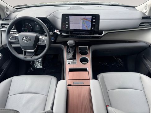 Used 2024 Toyota Sienna XLE image 10