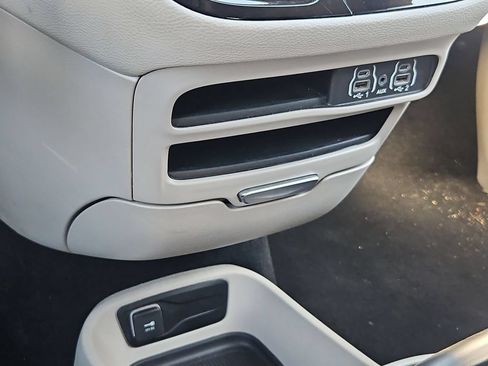 Certified 2023 Chrysler Pacifica Touring-L FWD image 26
