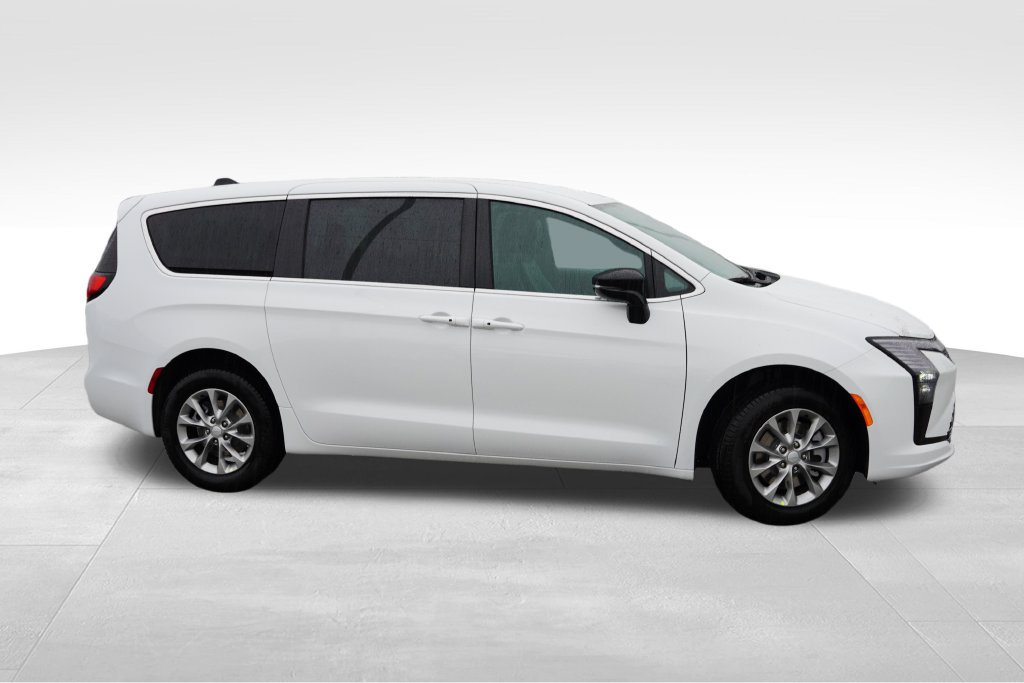 New 2027 Chrysler Pacifica Select AWD/4WD image 2
