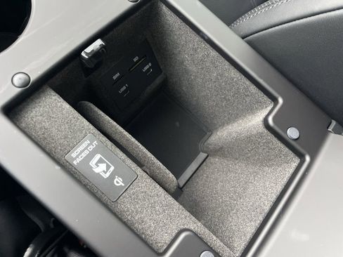 Certified 2025 Porsche Macan image 33