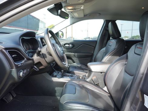 Used 2022 Jeep Cherokee Trailhawk w/ Sound & Nav Group AWD/4WD image 2