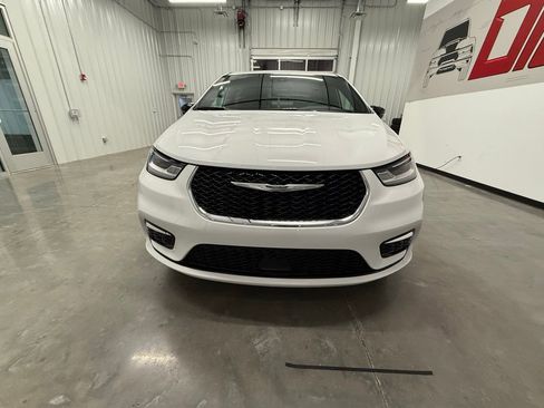 New 2026 Chrysler Pacifica Limited FWD image 6