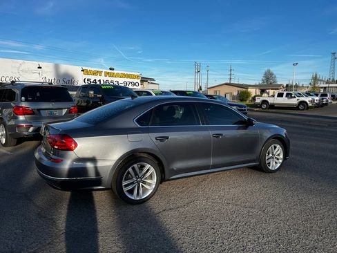 Used 2016 Volkswagen Passat 1.8T w/ Lighting Package image 3