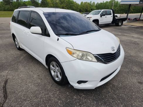Used 2013 Toyota Sienna LE FWD image 2