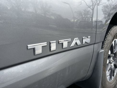 Used 2017 Nissan Titan SV image 12