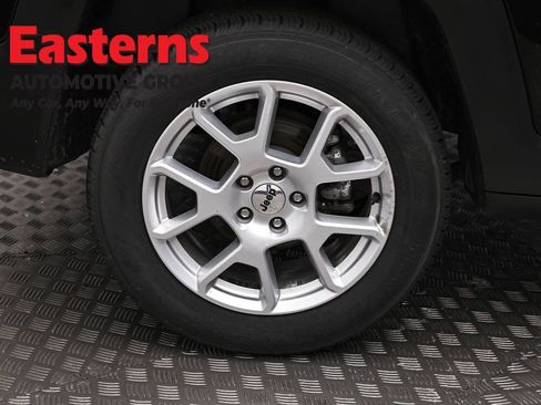 Used 2023 Jeep Renegade Latitude AWD/4WD image 30