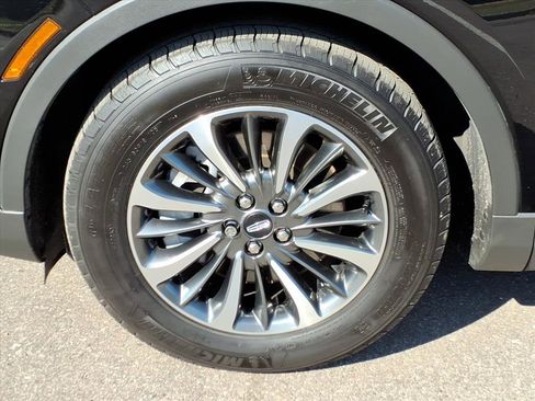 Used 2023 Lincoln Nautilus Standard w/ Premium Package image 9