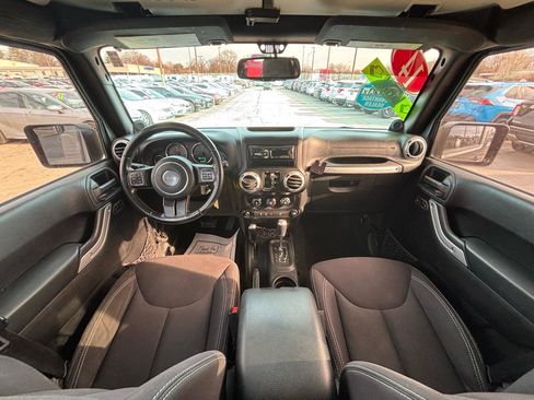 Used 2014 Jeep Wrangler Unlimited Sahara w/ Dual Top Group AWD/4WD image 18