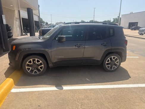 Used 2018 Jeep Renegade Latitude FWD image 3